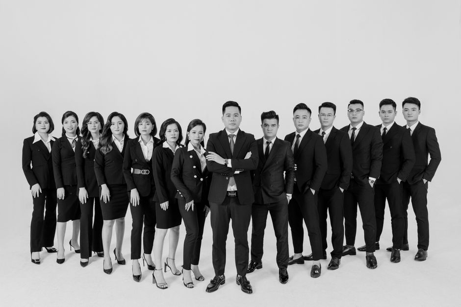 Retrato en blanco y negro de un grupo diverso reunido en tienda