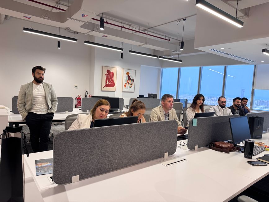 Equipo coordinando logística de envíos a domicilio en Nueva York