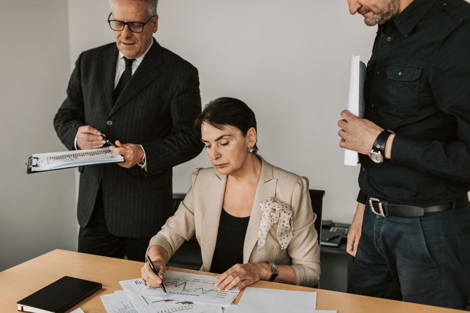 Profesionales revisando documentación de importación y facturación